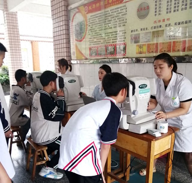 珍视眼部健康点亮光明未来宜宾市南溪四中开展学生视力健康检测