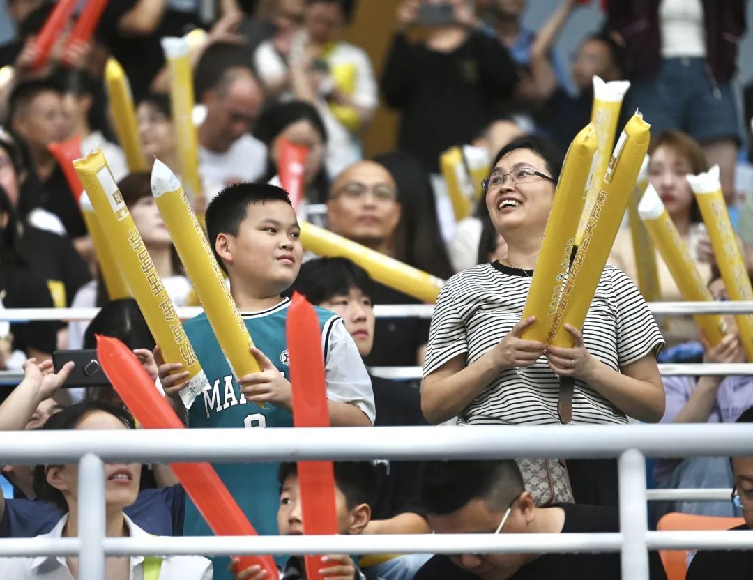 2024香港明星足球队浙江行·临平站在临平体育中心燃情开赛(图8)