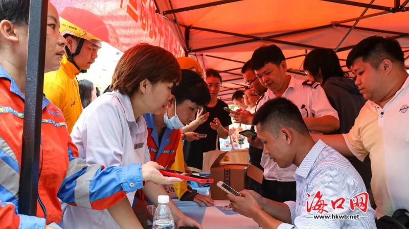 2024年海南省工伤预防宣传活动走进海口商圈满满干货送给“城市奔跑者”(图3)