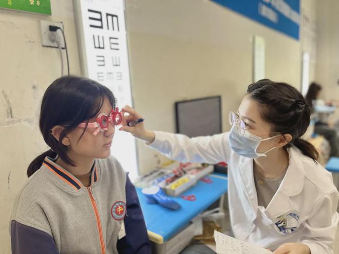普瑞眼科眼健康检查进校园温暖守护每一份成长(图3)