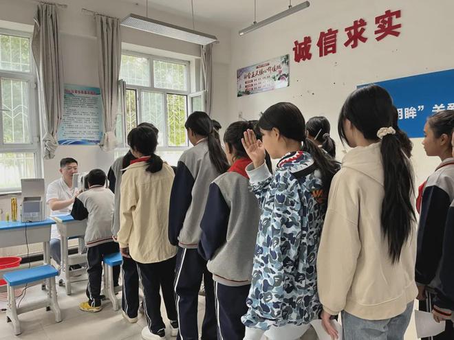 普瑞眼科眼健康检查进校园温暖守护每一份成长(图2)