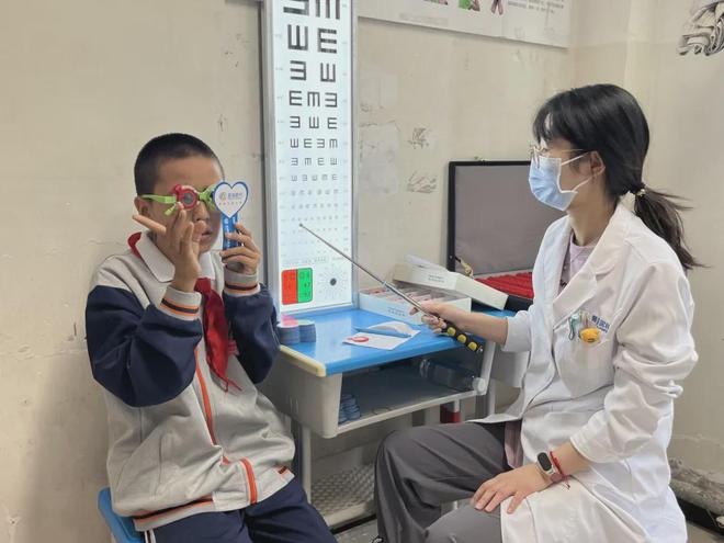 普瑞眼科眼健康检查进校园温暖守护每一份成长(图4)