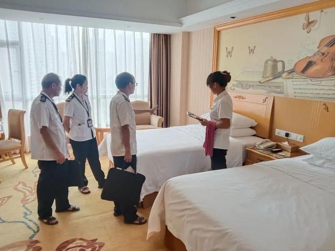 容县卫生健康局开展住宿行业专项执法检查(图2)