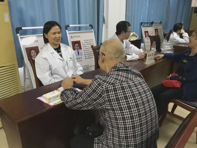 衡阳市中医医院开展2024年“敬老月”健康宣讲与义诊活动(图2)