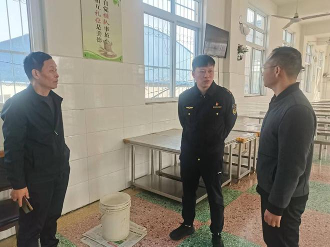 南阳市樊营小学：开展食堂检查确保师生健康(图1)