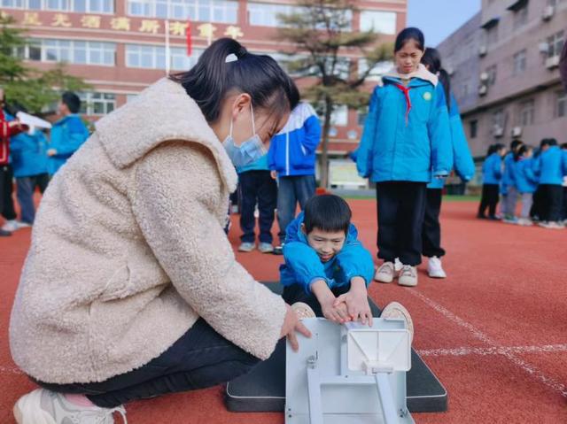 灞桥区官厅小学举行2024年体质健康检测达标运动会(图3)