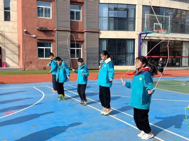 灞桥区官厅小学举行2024年体质健康检测达标运动会(图7)