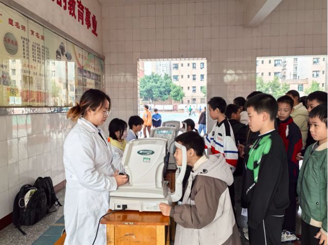 守护成长之光开启清晰视界宜宾市南溪四中组织开展视力健康检测(图2)