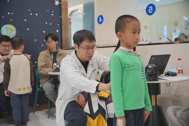感知山东青岛市体育局启动2024青岛市青少年脊柱健康抽测(图2)