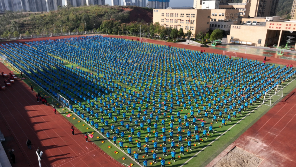 阳光体育大课间青春活力满校园(图1)