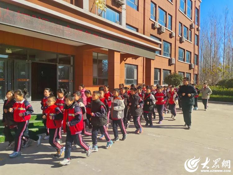 沂南县大庄镇中心小学举行2024年“体质健康测试”达标运动会暨冬季长跑启动仪式(图3)