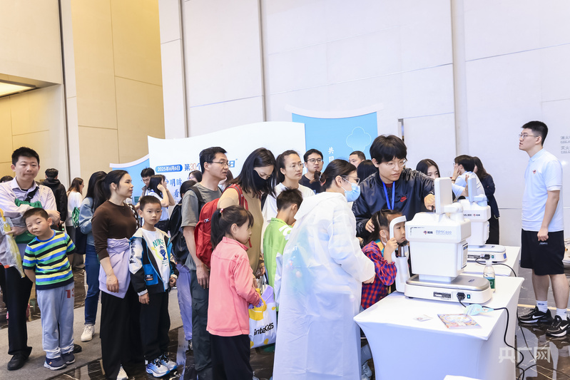 上海市儿童青少年近视率2024年比2023年下降15个百分点