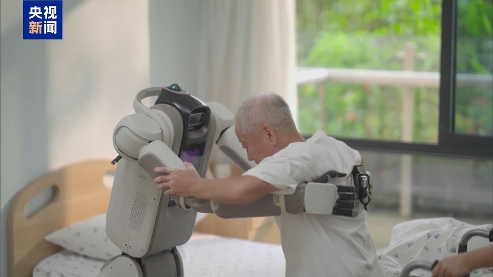 能倒水会聊天！保姆机器人亮相满足家庭照护需求