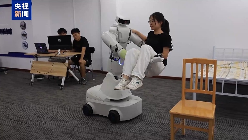 能倒水会聊天！保姆机器人亮相满足家庭照护需求(图8)