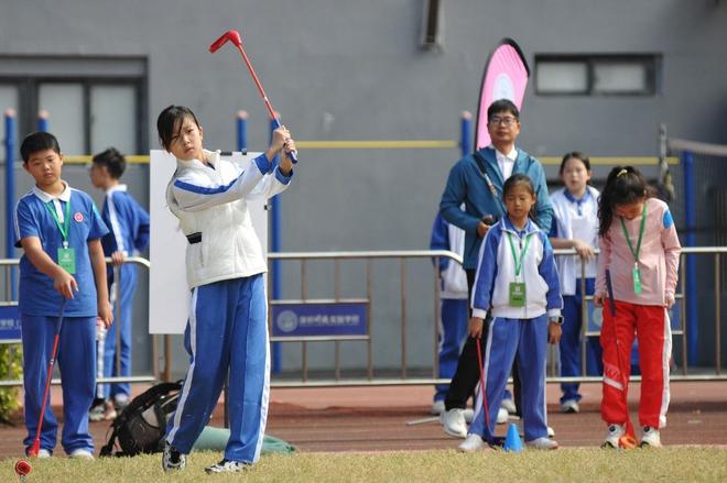 身上有汗眼里有光心中有梦福田区高尔夫球校园联赛成体育课程化展示平台(图2)