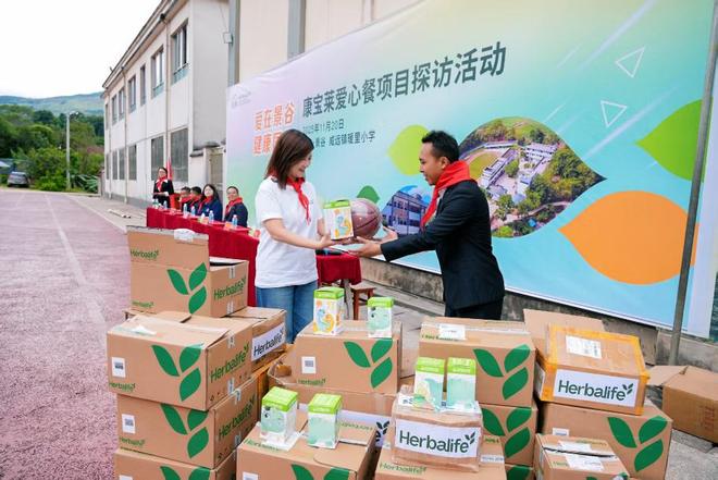 康宝莱“跑出健康奔向爱”云南受益小学探访活动温暖举行(图2)
