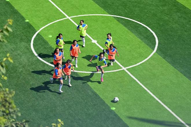 大众汽车助力乡村青少年逐梦绿茵(图2)