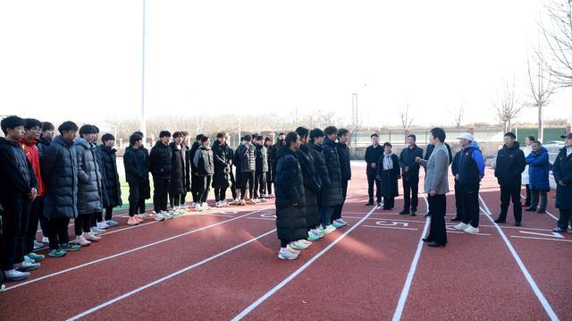 郑州这所民办高中考出清华、复旦学子！郑州体育局领导来调研(图2)