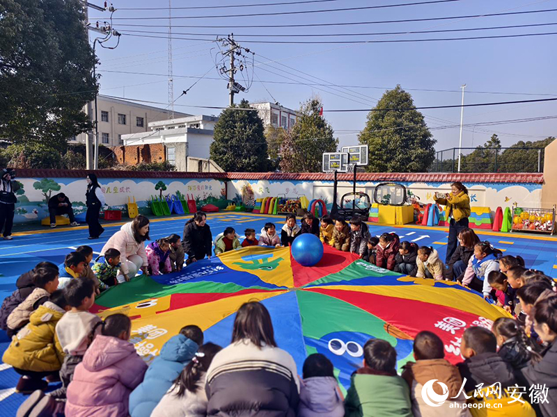 一杯杯甜啦啦“点亮”的操场(图2)