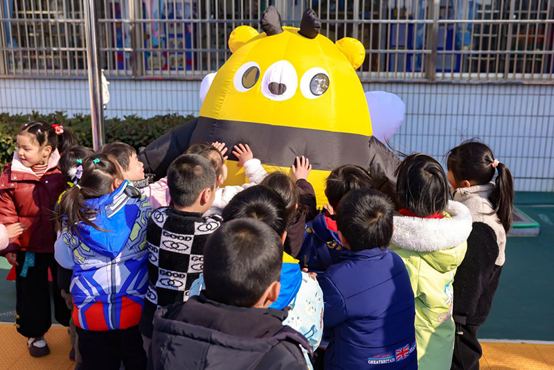 一杯杯甜啦啦“点亮”的操场(图3)