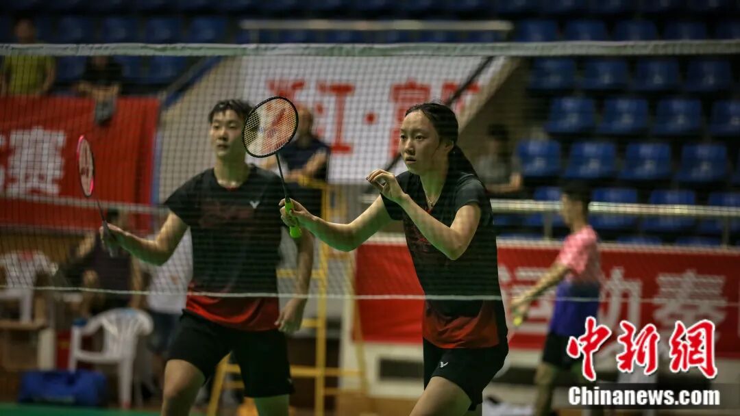 富春江边的一个乡用50年把球拍做“透”了