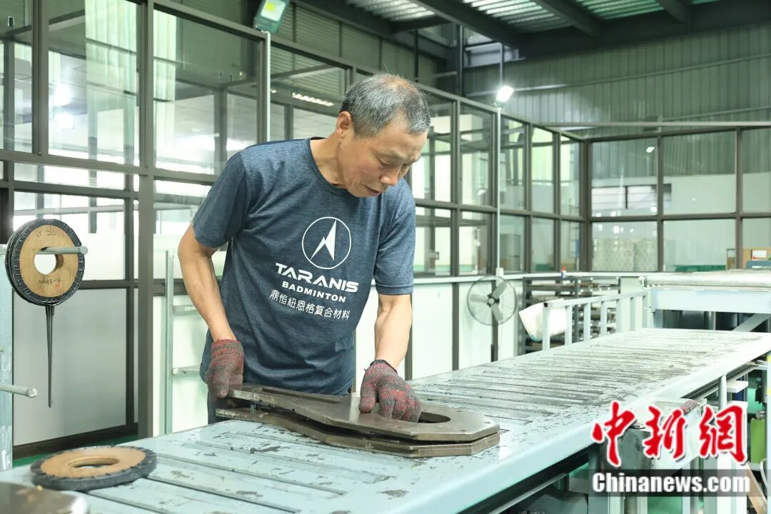 富春江边的一个乡用50年把球拍做“透”了(图11)