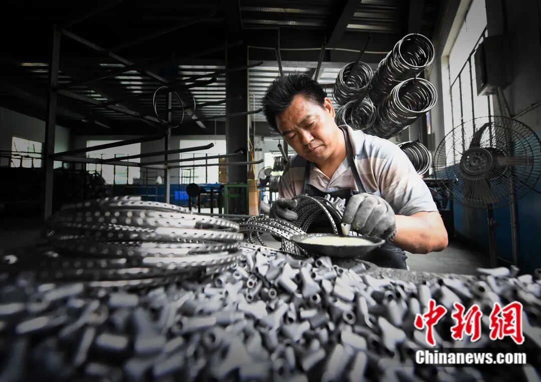 富春江边的一个乡用50年把球拍做“透”了(图8)