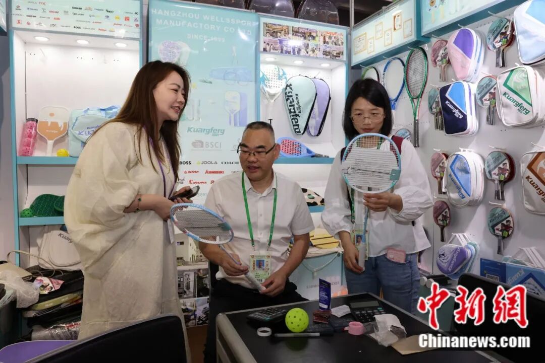 富春江边的一个乡用50年把球拍做“透”了(图14)