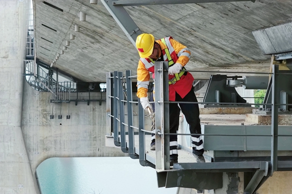 “巧手”查毫厘“鹰眼”护长桥(图2)