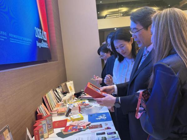 中国卡牌首次亮相国际书展卡游“印制精品”走进哥伦比亚(图2)